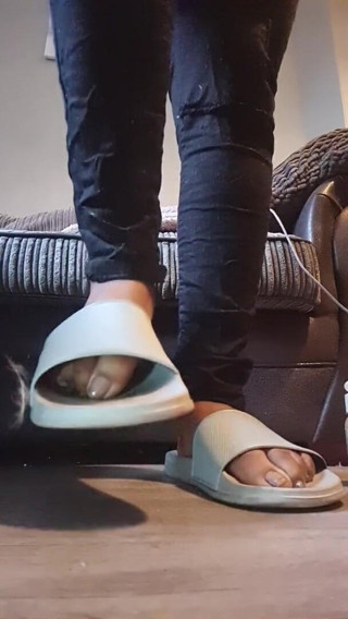 Simp to my ebony feet: Sandale uriașe zdrobite