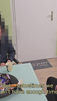 Volal ženatým školníkem kvůli úniku a pak zůstal na kávu a poté kouření