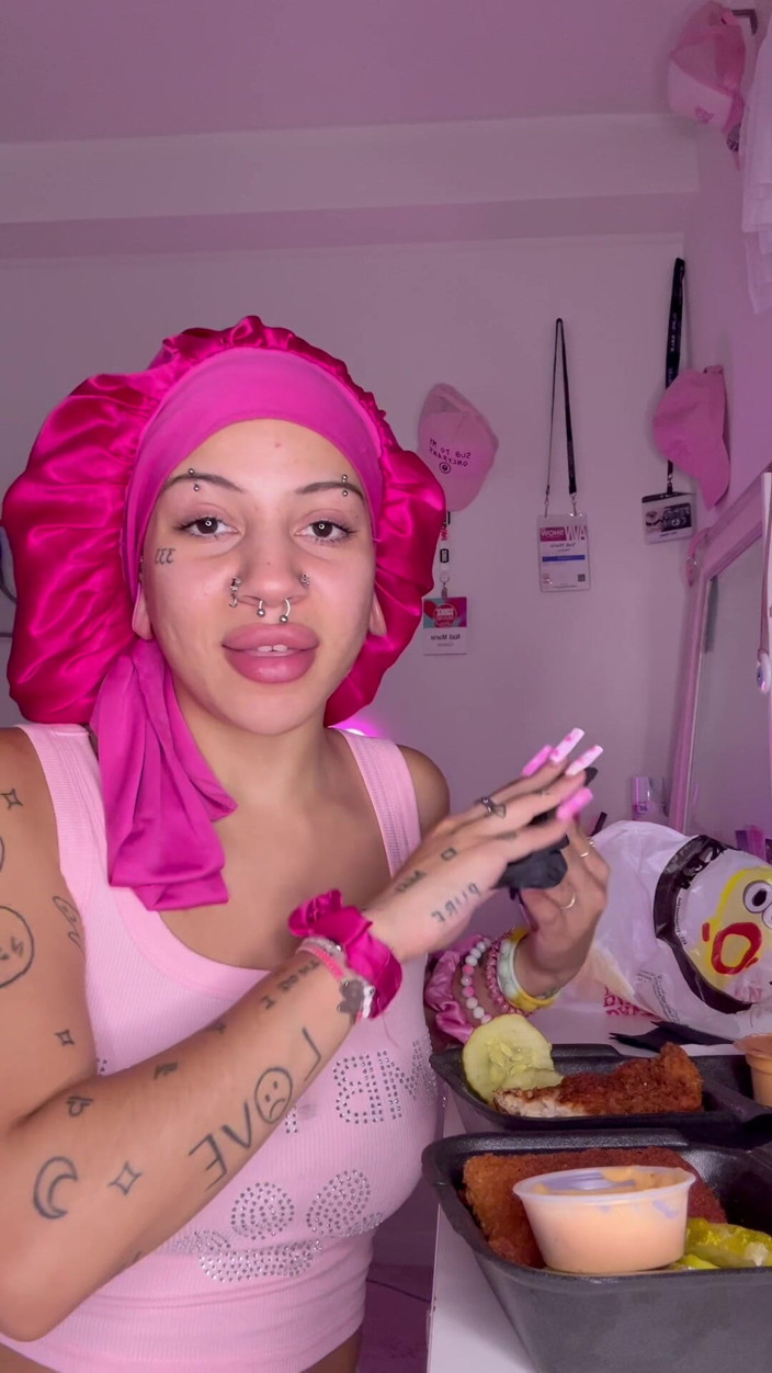Nali Marie: Mukbang cibo piccante scopata sopra le sborrate in faccia piccola...