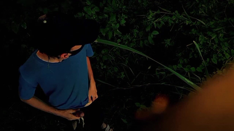 Fish Cam: Twink renunță la pescuit și a mers goală în pădure masturbându-i pula