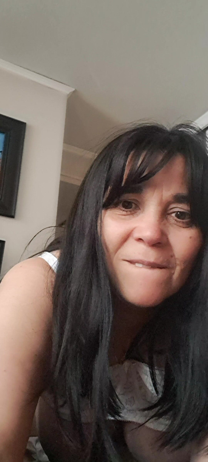 Mommy big hairy pussy: Matură sexy călărește perna pe patul de pe colțul patului.