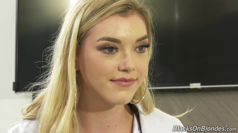 Blacks On Blondes: Anny Aurora医生被她的病人和他的朋友操菊花