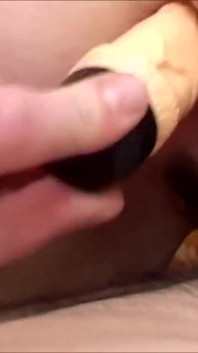 Primo piano azione con una mora pelosa con un gran culo