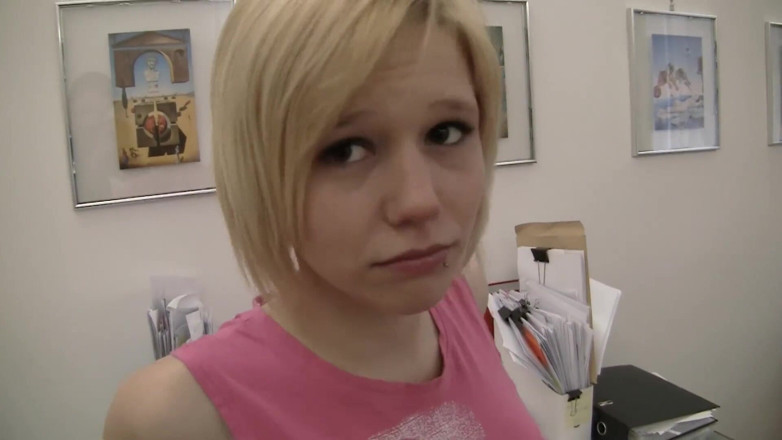 Lethal Teens: 成熟したふしだらな女と彼女の2人の友人はロッコのモンスターコックを喜ばせています