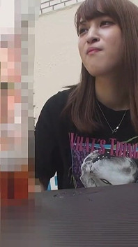 Chica biracial cachonda invita a un extraño a tener sexo en el hotel