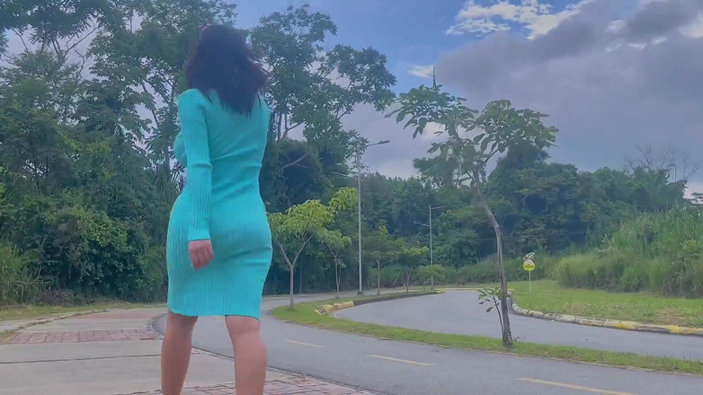Jenifer Play: Voy a caminar y chico de la calle me folla...