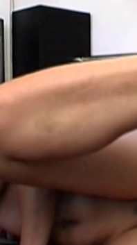 Den vollbusigen brünetten striptease zu beobachten, brachte ihn hart und bereit, ihren asiatischen arsch zu hämmern