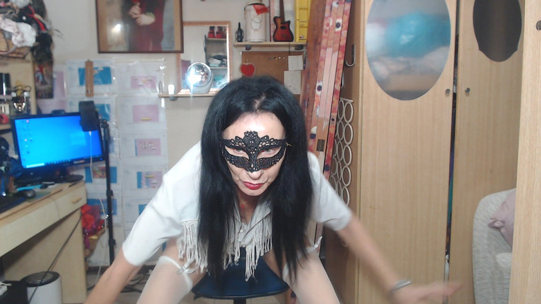 WEBREGINETTA2023: Le professeur Gress met tous les stylos dans sa chatte