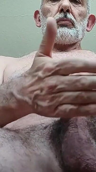 In un caldo pomeriggio d'estate ho fatto una bella sega con il mio grosso cazzo di papà!