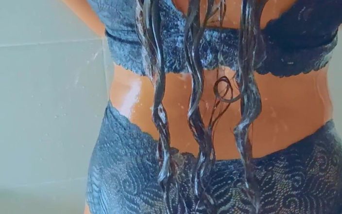 Little Dessert: Une superbe latina bronzée prend une douche après la journée à...