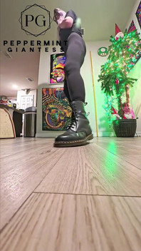 6'7 Riesin in Doc Martens stampft hart, langsam stampfend