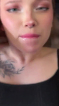 Sora vitregă a trimis nuduri din greșeală - țâțele ei mari acoperite de spermă