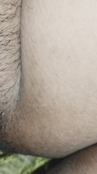 Chica en cama de casa vecina