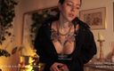 Effy Loweell studio: 美丽的Instagram模特大胆地穿着大衣，然后拉起她的大衣，向你展示她完美的屁股