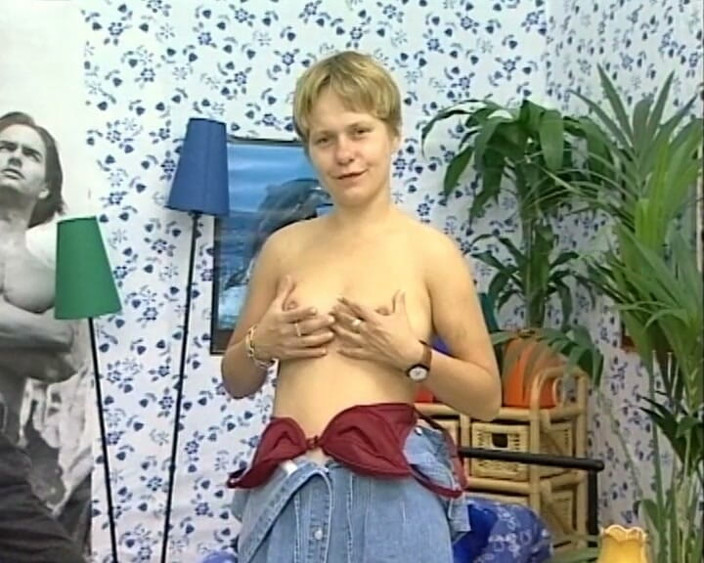YOUR FIRST PORN: Malá sladká Conny