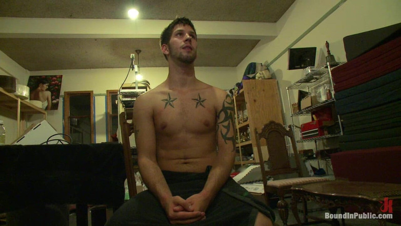 Bound in public: Gay Night di Lantai Atas