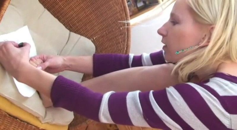 Foot Girls: Toenails painting to blue