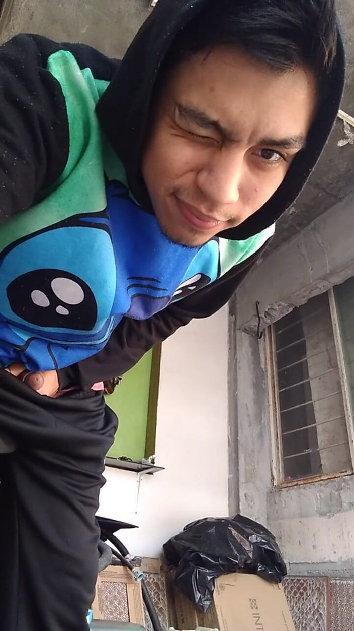 AlexAlejandro13: Ukážu ti to v kalhotách jdou dolů