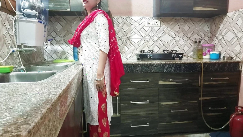 Hornycouple149: Îmi place cum mama mea vitregă îmi suge pula în bucătărie. O...
