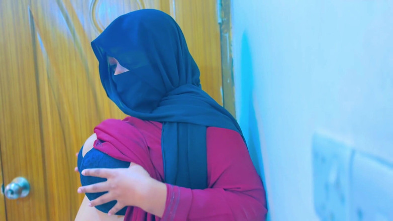 Aria Mia: 埃及热辣女仆变得超级饥渴并开始在办公室自慰，老板看到她开始打手枪