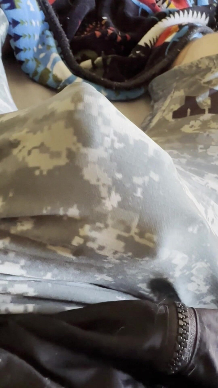 Gay Soldier Stuff: Army Solider si to dělá ve svém wrestlingovém singletu střílí...