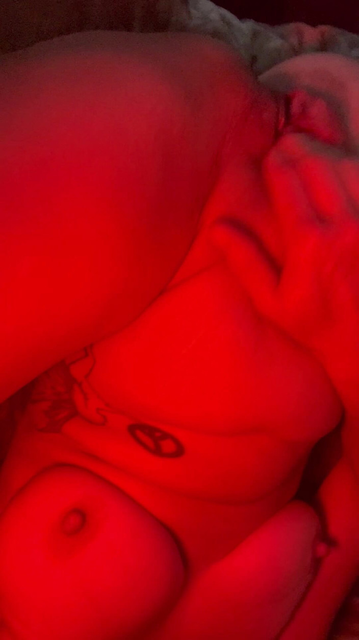 littleanda: Pov ở nhà một mình và móc cua âm hộ của tôi