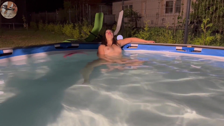beauty_and_the_other_one: Luca lässt Lexi im pool kommen