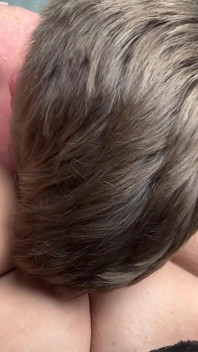 La ragazza di papà si fa rasare la figa e mangiarla all'orgasmo