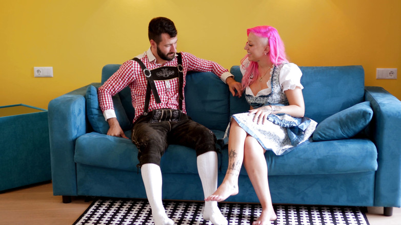 Discover 4K: Rozeharige milf rijdt hard in Dirndl-outfit