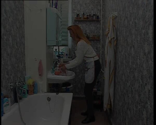 YOUR FIRST PORN: Tante Nina Wichst w Der Badewanne - Ciocia Nina Jerks off...