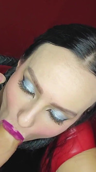 Blowjob und footjob von devotem latex-mädchen