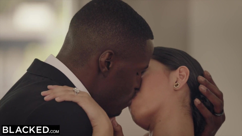 Blacked: Blacked - Người mẫu gợi cảm Sophia Leone được chơi bbc đầu tiên