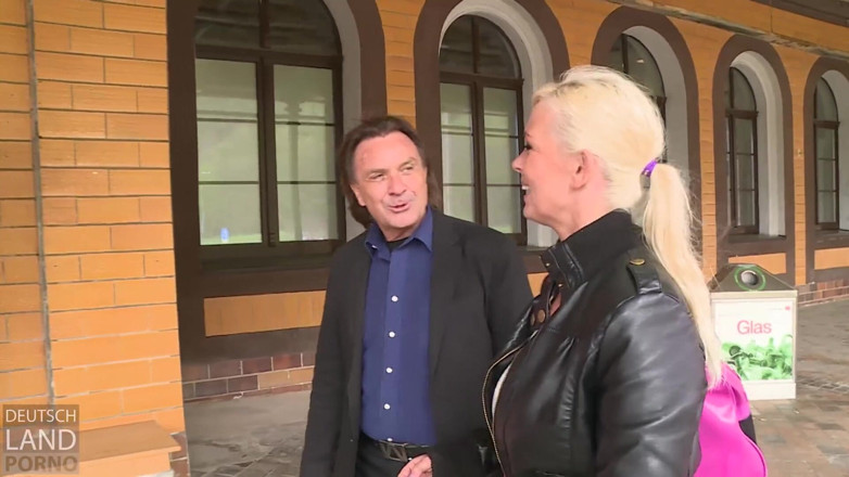 German Porn: Vivian Schmitt își petrece timpul cu o pulă pentru că trenul...