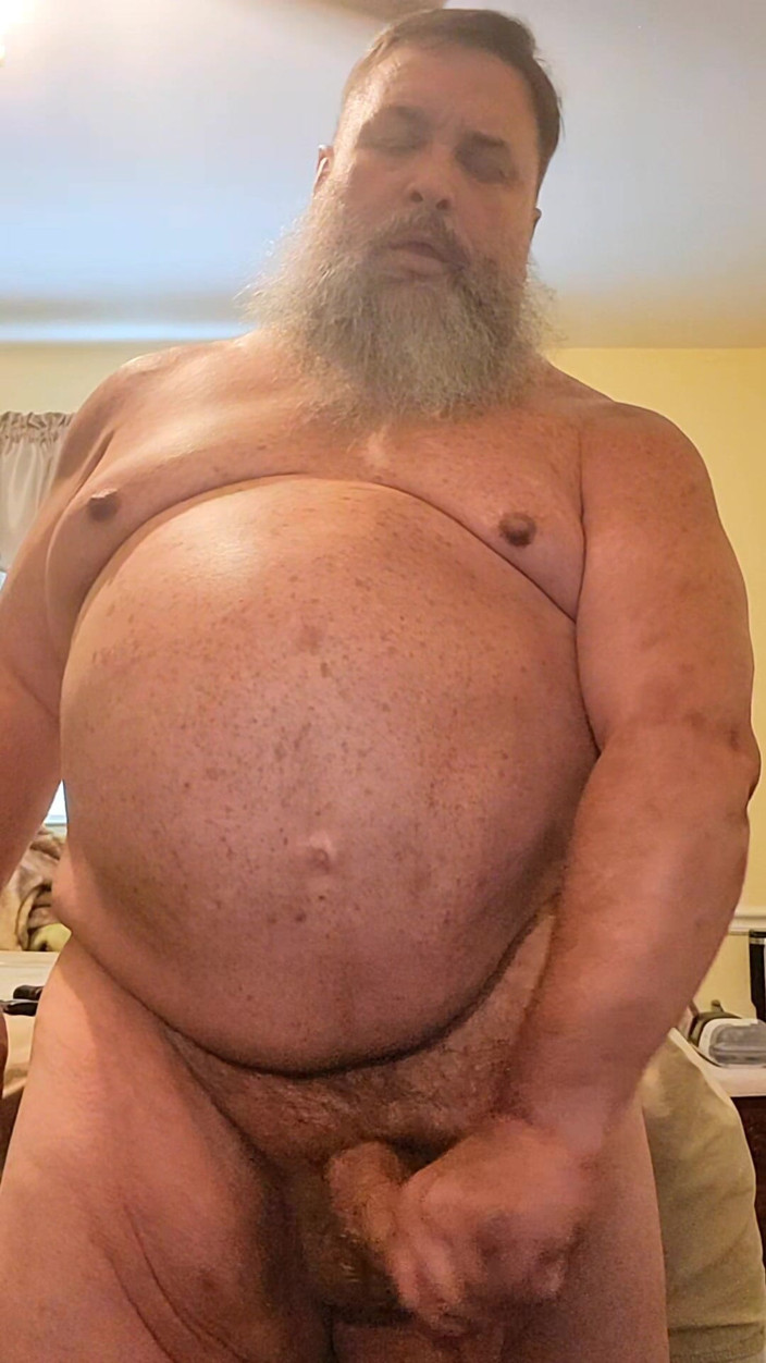 GeneWadexxx: Tatăl vitreg urs devine verbal și ejaculează