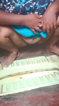 インドのデシ村の妻が入浴
