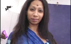 Grande garota indiana peituda cavalga pau duro no sofá