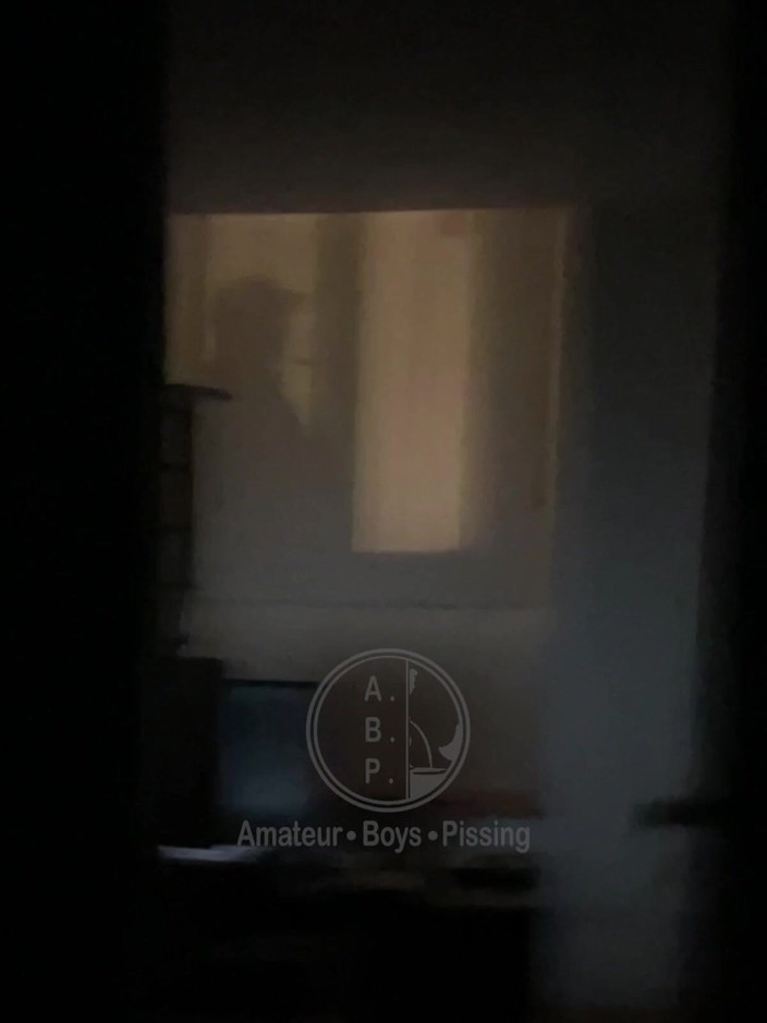 AmateurMates: Bu çocuğu penceremin önünde işerken yakaladım, bu yüzden yaklaştım, açtım ve onu şortlarını...