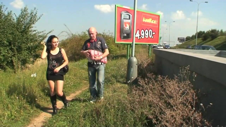 Out Sexxx: Sexy brunetka sotva šuká venku jako děvka