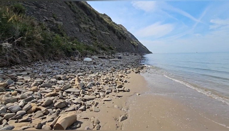 Ferrero anal experience: Scopata da un cazzo enorme su una spiaggia nudista italiana....