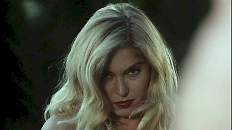 Inhonorof porn: 他们在泳池边做爱，朋友在她看着他们的时候自慰