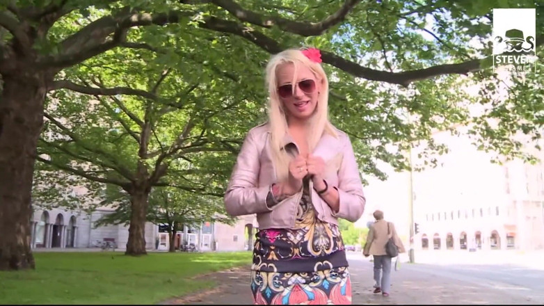 Steven Shame: Slet Barbie!! Tengere blondine krijgt haar kutje nat buitenshuis: Julie...