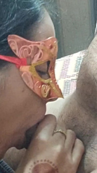 Com tesão Pirya Bhabhi gosta de chupar o pau do parceiro e dar um boquete