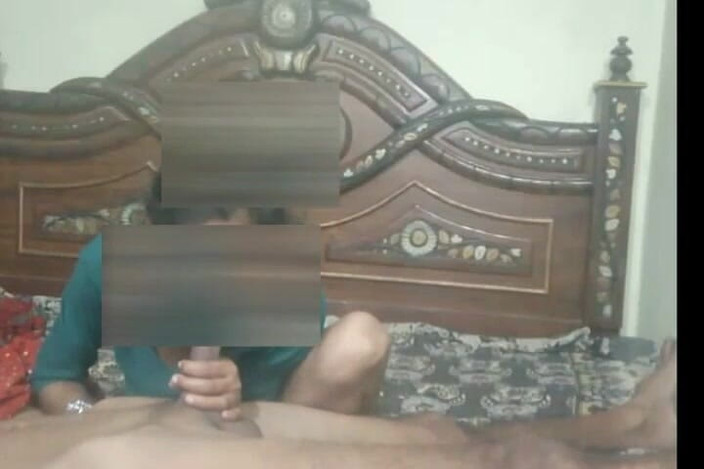 Tarelgc: Ateşli seksi Hintli kız erkek arkadaşının yarağını emiyor ve amından...