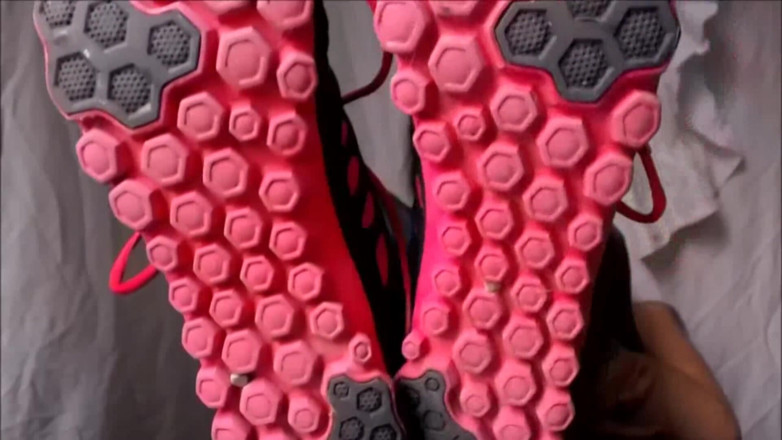 Solo Austria: Adorazione delle scarpe con le sue nuove scarpe da ginnastica