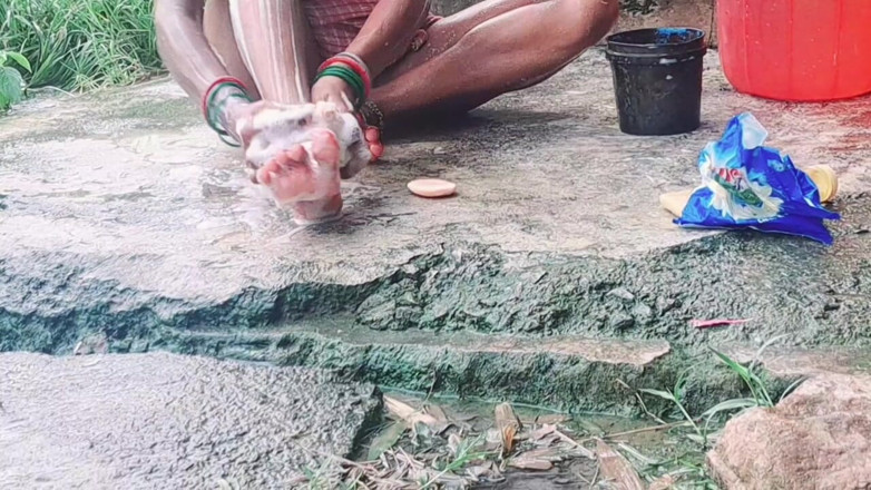 Trilokinath: Desi Bhabhi si all'aperto al mattino