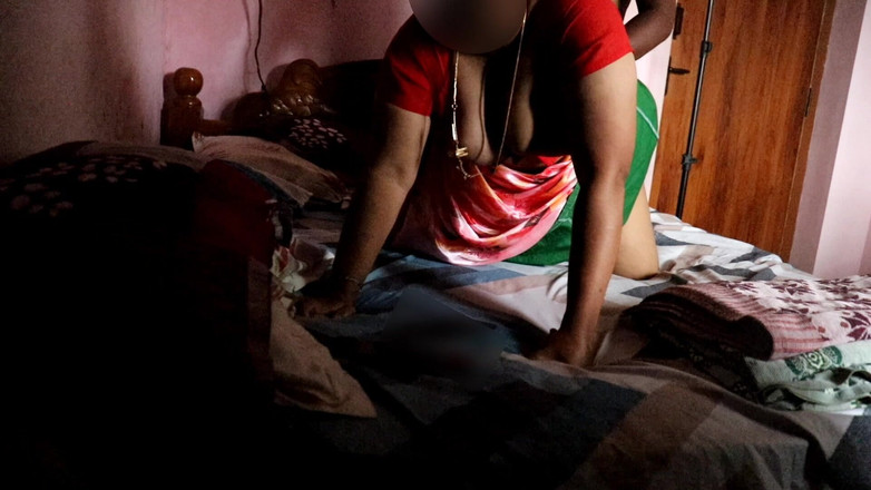 Black & white desicat: Storbröstad indisk hemmafru i Saree fitta fingrade