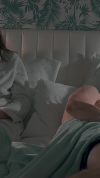 S2e5：继母一边工作一边帮助继子在床上射精，直到被内射并被颜射