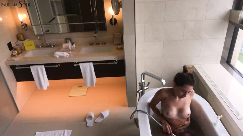 Paulina Soul: Chica sensual masturbarse el chorro de agua del coño después...