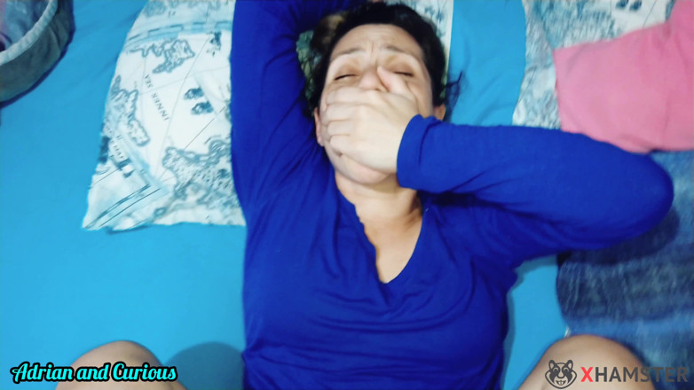 Adrian And Curious: Curious dewi blonde MILF blonde berpantat besar menjilat pepek berbulu...