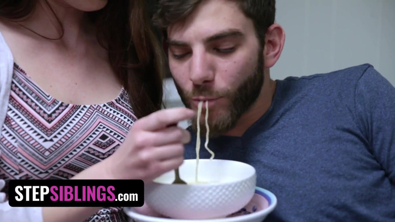 Step siblings studio: Stepsiblings - Nina Skye, demi-sœur bienveillante à gros cul, réchauffe son demi-frère...